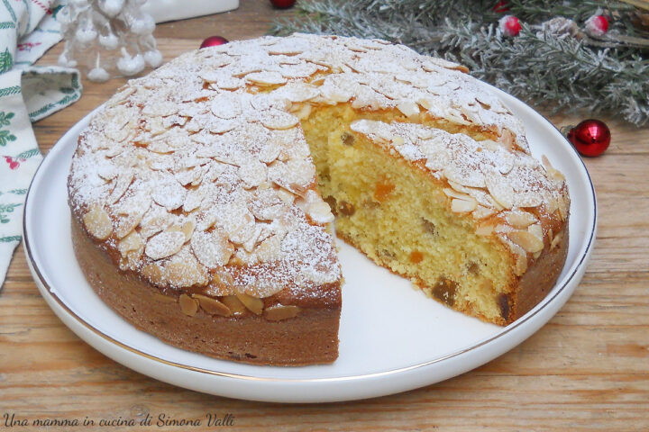La torta panettone è un dolce sofficissimo e aromatico ricco di canditi e uvetta; morbida, golosa é facilissima e veloce, senza lievitazione.