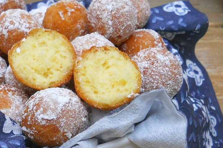 Le CASTAGNOLE MORBIDE CON LA RICOTTA sono facilissime e veloci. Impasto veloce e aromatico dalla consistenza perfetta. Ricetta di Carnevale