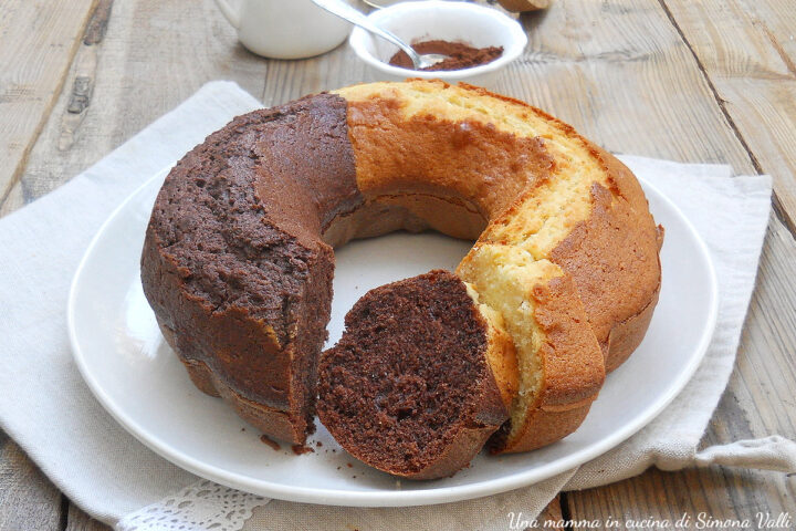 CIAMBELLA ABBRACCIO facile e sofficissima, con impasto alla panna senza burro e olio. Un dolce delizioso perfetto per la colazione.