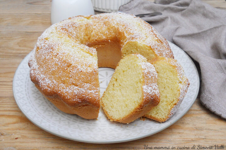 Il ciambellone allo yogurt è un dolce semplice e irresistibile che conquista tutti grazie alla sua leggerezza e al suo sapore delicato.
