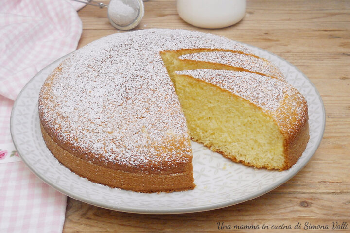 La torta 5 minuti yogurt mandorle e mandarini è un dolce estremamente soffice e aromatico dal gusto delizioso. Ricetta facile
