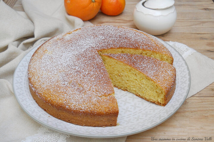Torta 5 minuti all’arancia morbidissima, un dolce goloso e irresistibile perfetto per la colazione di tutti i giorni. Ricetta facile e veloce