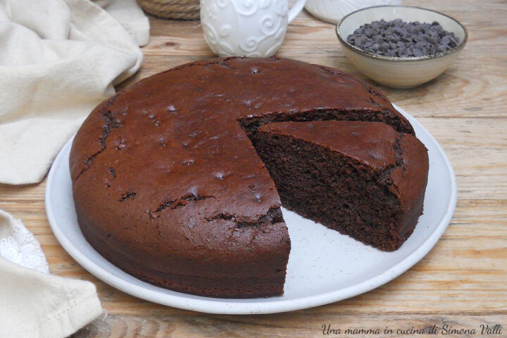 La torta al cioccolato di Iginio Massari è un dolce sofficissimo, goloso e ricco. Velocissima da realizzare non contiene uova.
