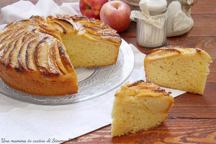 La torta di mele e ricotta al limone è un dolce da credenza molto soffice e aromatico dal gusto straordinario. Ricetta veloce.