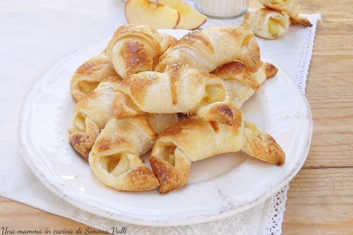 I cornetti di sfoglia con le mele sono deliziosi e velocissimi, perfetti da servire a merenda o ad ospiti improvvisi. Ricetta facilissima