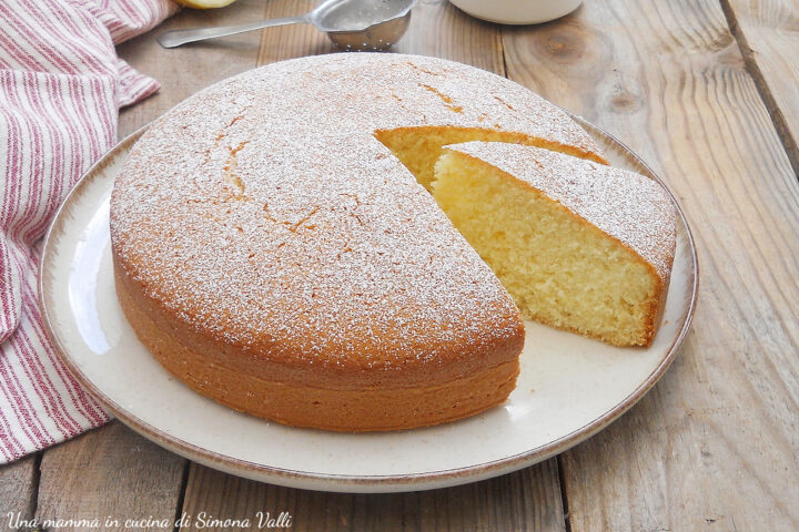 La torta 7 vasetti allo yogurt  è un dolce morbidissimo e semplice nel quale non si pesa nulla. Ricetta facile e veloce senza burro.