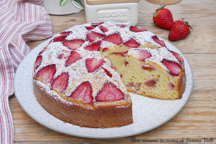 La torta con ricotta e fragole è un dolce semplice, soffice e sano ideale per la colazione e la merenda di tutta la famiglia. Ricetta veloce