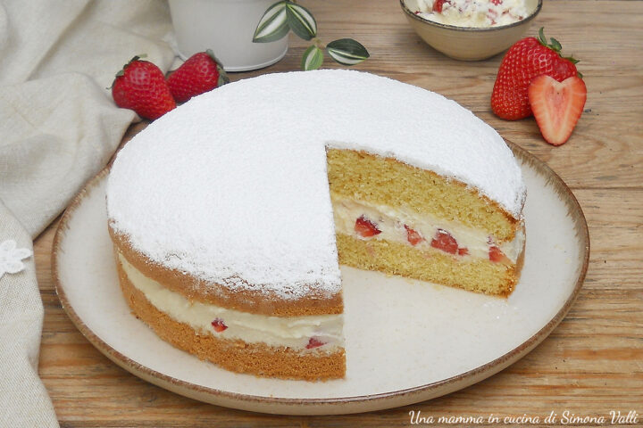 TORTA PARADISO ALLE FRAGOLE, una base incredibilmente soffice che si scioglie in bocca, farcita con panna montata e fragole fresche.