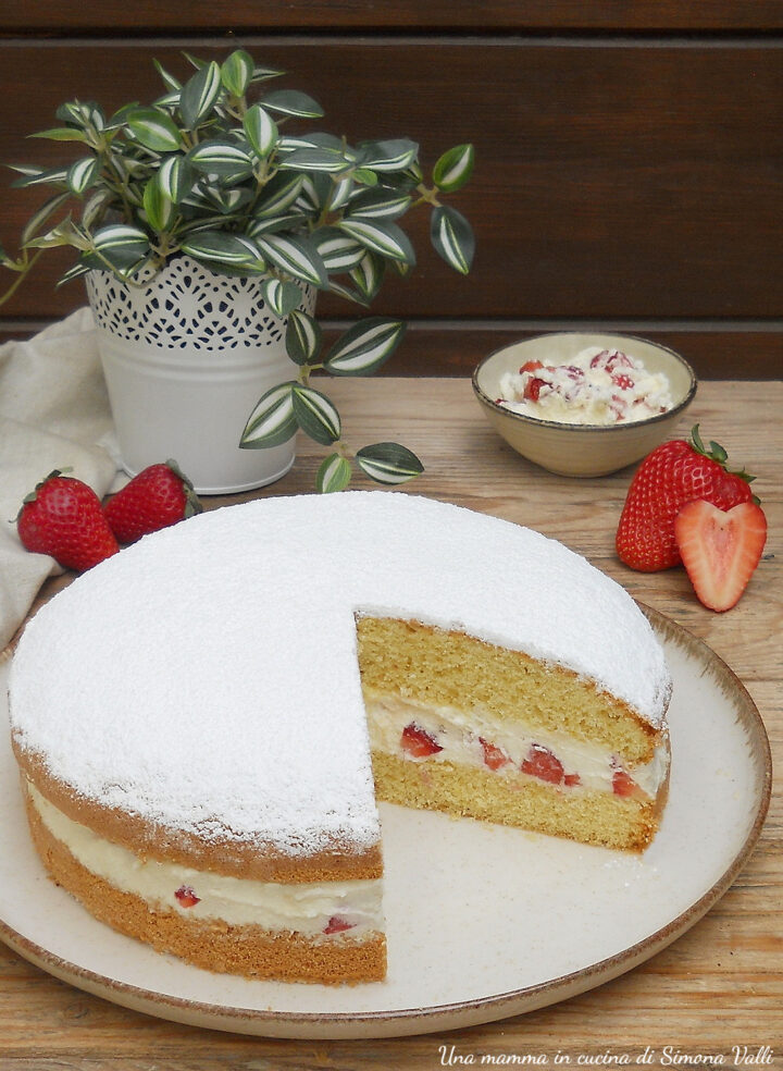 TORTA PARADISO ALLE FRAGOLE, una base incredibilmente soffice che si scioglie in bocca, farcita con panna montata e fragole fresche.