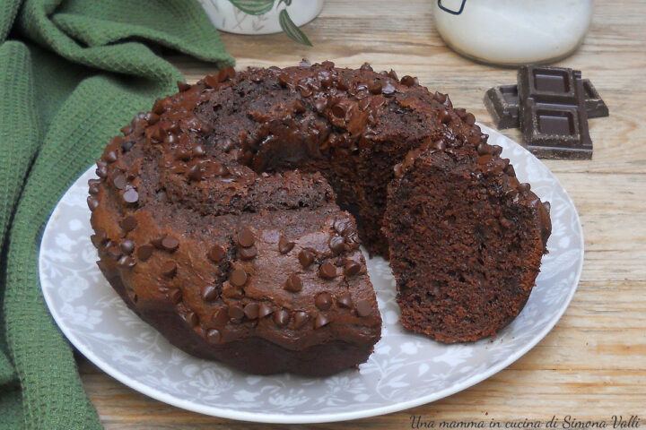 La ciambella al cioccolato è un dolce morbidissimo, umido e avvolgente grazie al cioccolato che la rende molto golosa.