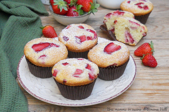 I muffin alle fragole sono sofficissimi tortine soffici, leggere e aromatiche ideali per una genuina colazione primaverile. Ricetta veloce.