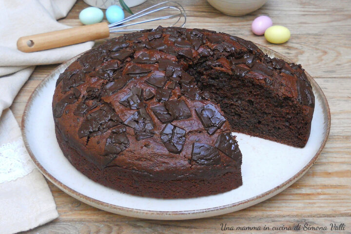 La torta al cioccolato con uova di Pasqua è un dolce morbidissimo perfetto per una colazione ricca o per dessert. Ricetta veloce