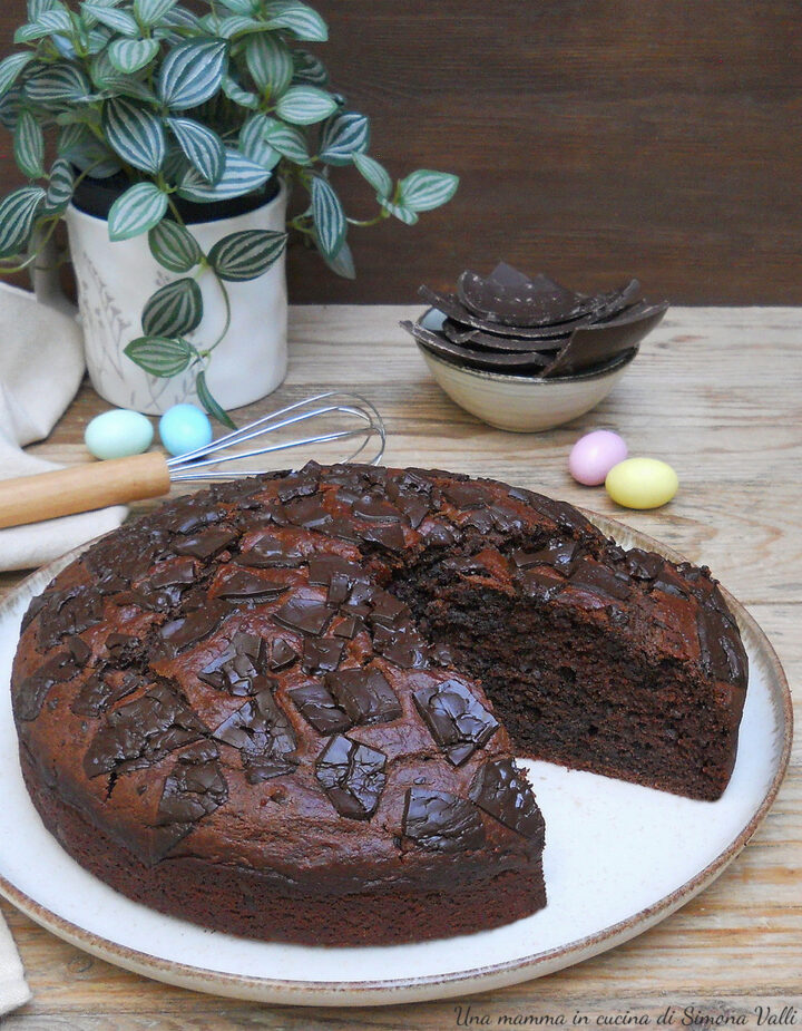La torta al cioccolato con uova di Pasqua è un dolce morbidissimo perfetto per una colazione ricca o per dessert. Ricetta veloce