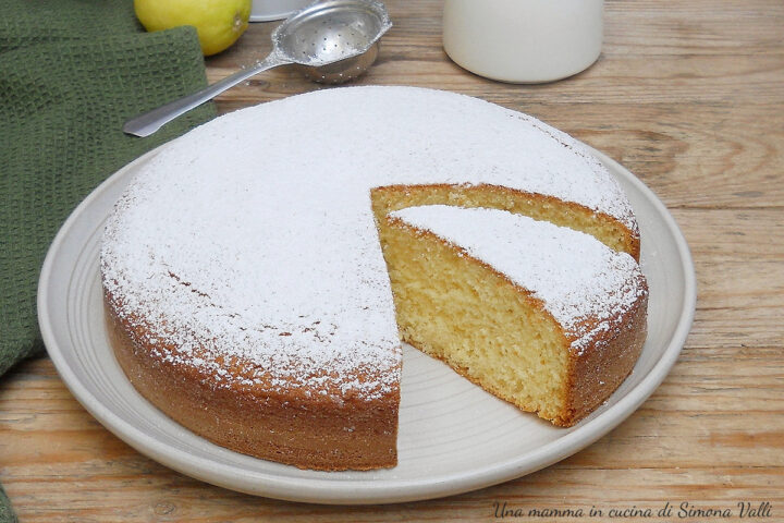 La torta allo yogurt è un dolce sofficissimo perfetto per la colazione ma è anche un'ottima base da farcire a piacere. Ricetta facile