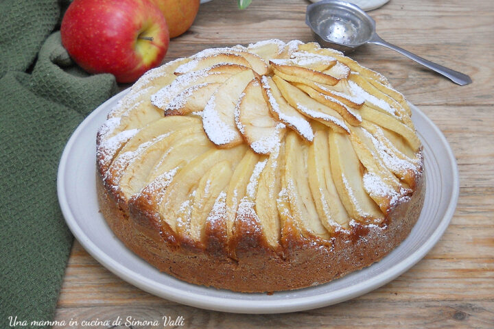 La torta di mele della nonna allo yogurt è alta, soffice e profumata, un dolce semplice che si prepara in poco tempo e si realizza con ingredienti genuini