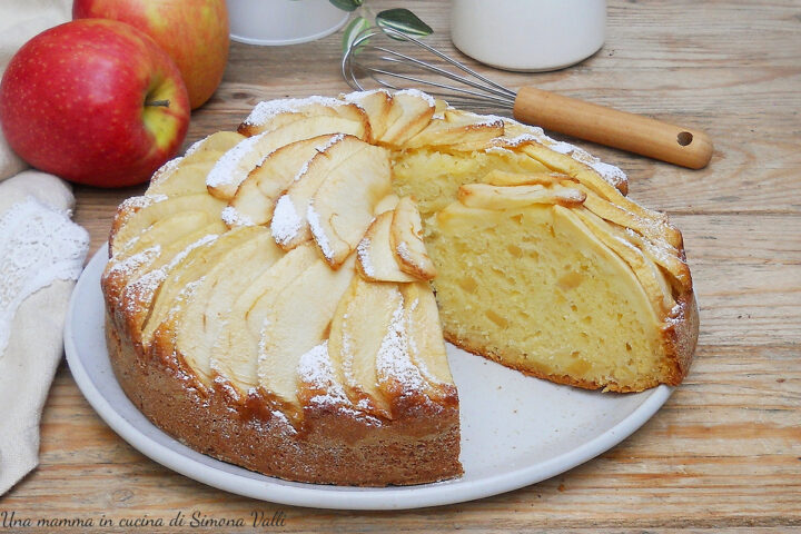 La torta di mele umida e soffice è un dolce alto, morbido, ricco di frutta che si scioglie in bocca, perfetto per iniziare la giornata.