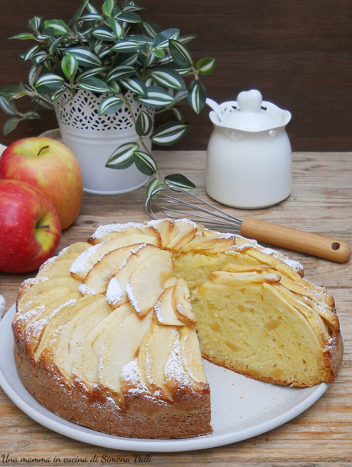 La torta di mele umida e soffice è un dolce alto, morbido, ricco di frutta che si scioglie in bocca, perfetto per iniziare la giornata.