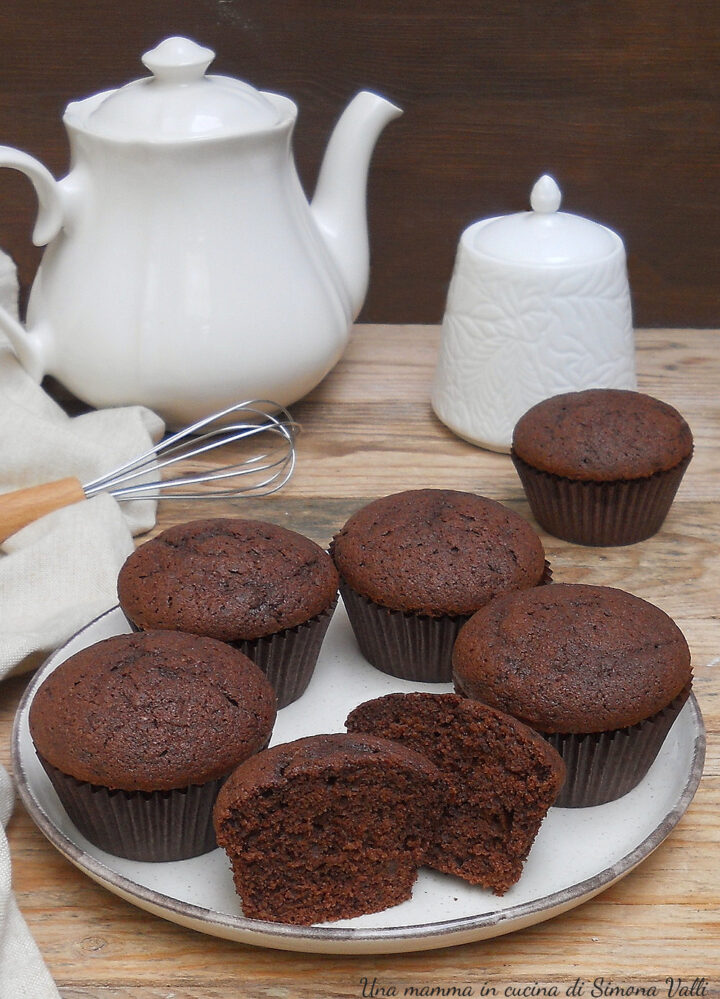 I muffin nuvola panna e cacao sono dolcetti deliziosi estremamente soffici ideali per la colazione e la merenda. Ricetta veloce.