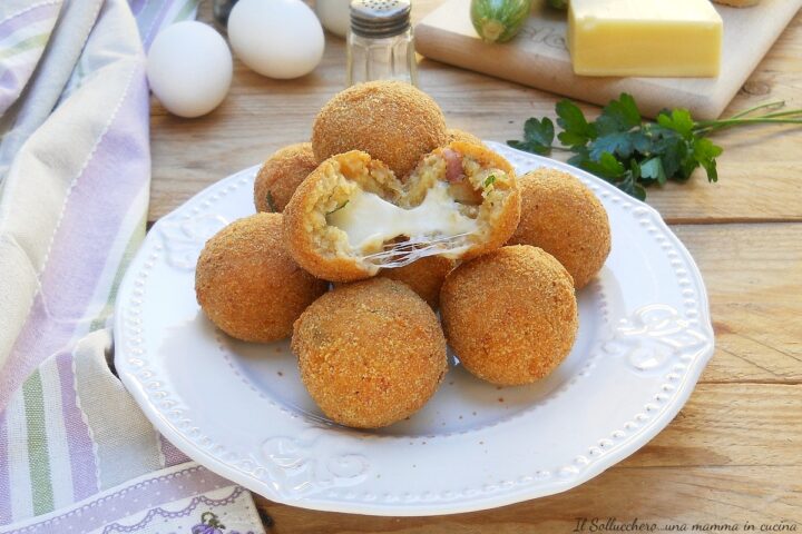Le polpette alle zucchine con cuore filante sono uno sfizioso secondo piatto che può essere servito anche come antipasto. Ricetta facile