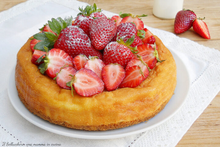 La CHEESECAKE ALLE FRAGOLE E RICOTTA è un dolce fresco e delicato molto semplice da preparare, perfetta come dessert.