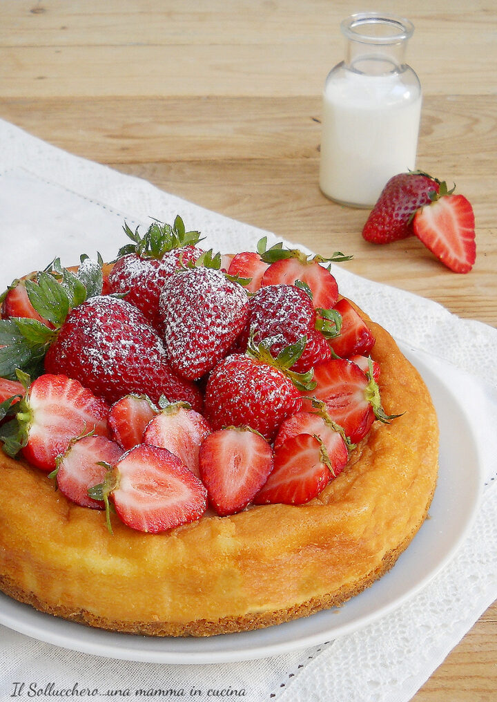 La CHEESECAKE ALLE FRAGOLE E RICOTTA è un dolce fresco e delicato molto semplice da preparare, perfetta come dessert.