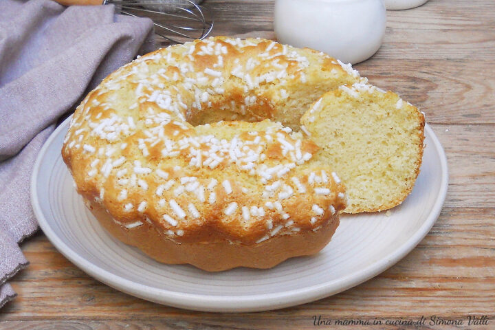 La ciambella 5 minuti è un dolce soffice, leggero e delicato ideale per la colazione o la merenda. Ricetta veloce senza fruste elettriche