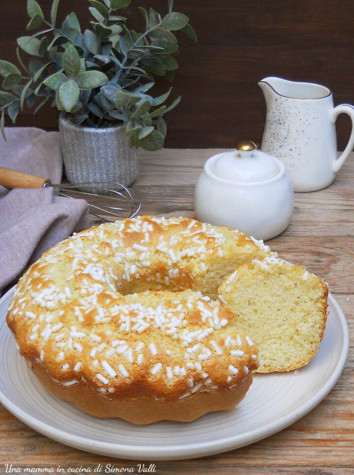 La ciambella 5 minuti è un dolce soffice, leggero e delicato ideale per la colazione o la merenda. Ricetta veloce senza fruste elettriche