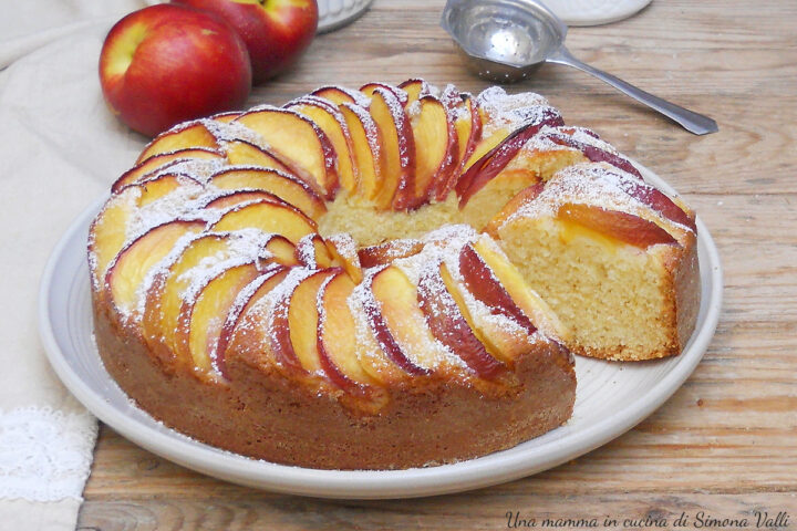 La ciambella alle pesche è soffice e profumata, ideale per la colazione, fantastica servita con una pallina di gelato alla vaniglia.