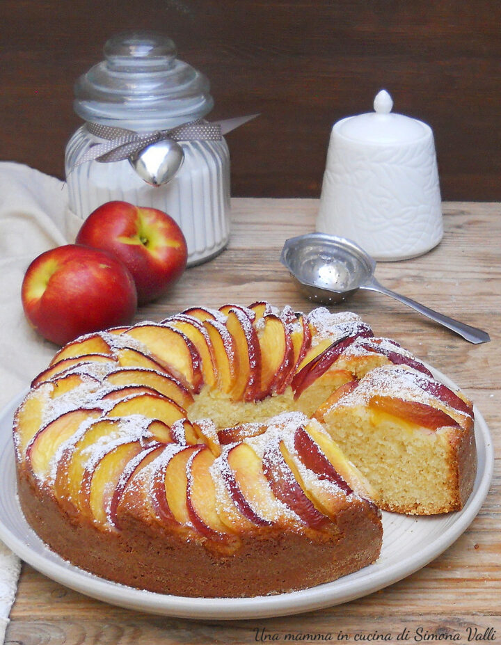 La ciambella alle pesche è soffice e profumata, ideale per la colazione, fantastica servita con una pallina di gelato alla vaniglia.
