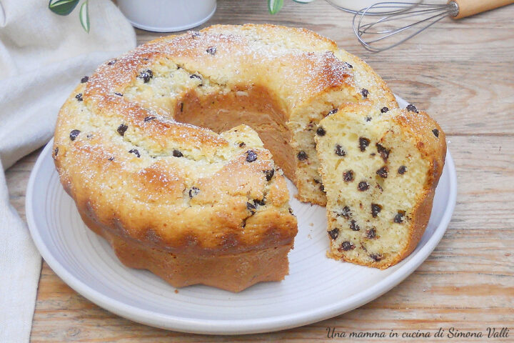 La ciambella con gocce di cioccolato è un dolce morbidissimo ideale per iniziare la giornata con golosità. Ricetta facile e veloce