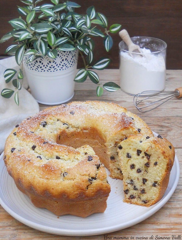La ciambella con gocce di cioccolato è un dolce morbidissimo ideale per iniziare la giornata con golosità. Ricetta facile e veloce