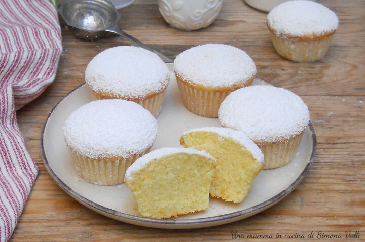 I muffin nuvola alla panna sono sofficissimi, leggeri e delicati, ideali da gustare da soli e perfetti da farcire a piacere