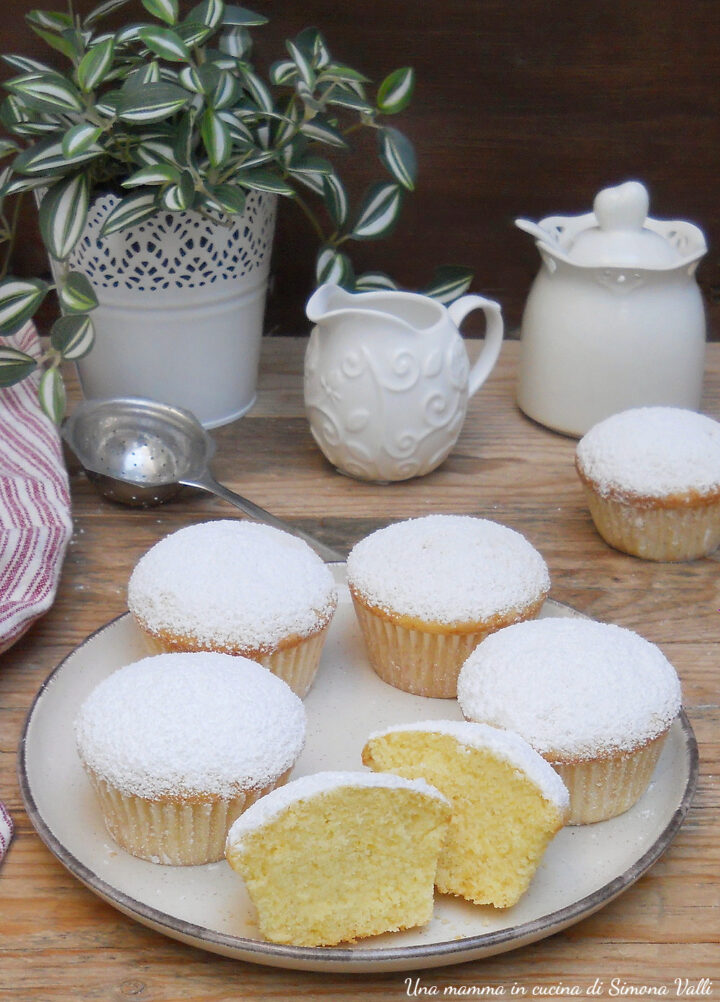 I muffin nuvola alla panna sono sofficissimi, leggeri e delicati, ideali da gustare da soli e perfetti da farcire a piacere
