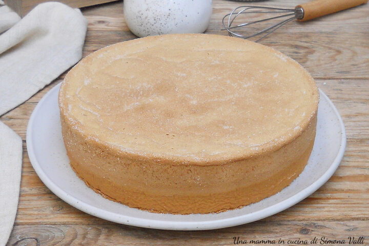 Il pan di Spagna di Iginio Massari è soffice, spugnoso, ideale da tagliare a strati e da farcire. Ricetta perfetta senza lievito