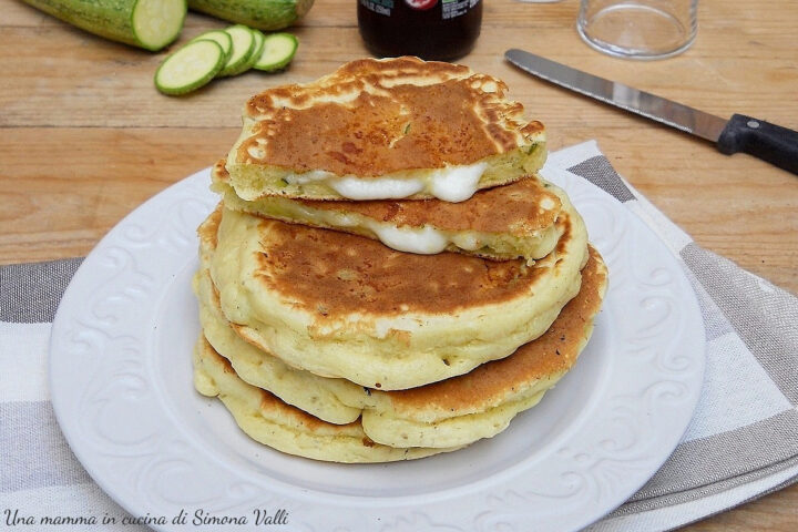 I pancake alle zucchine con cuore filante sono un ottimo antipasto ma possono essere serviti anche come piatto unico accompagnati da verdure.