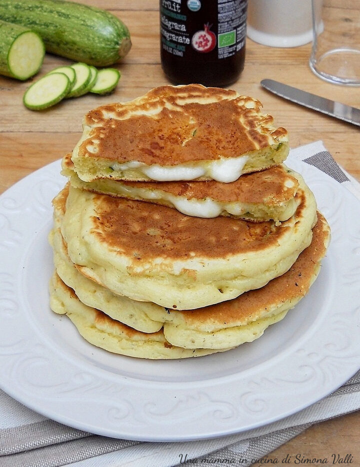 I pancake alle zucchine con cuore filante sono un ottimo antipasto ma possono essere serviti anche come piatto unico accompagnati da verdure.