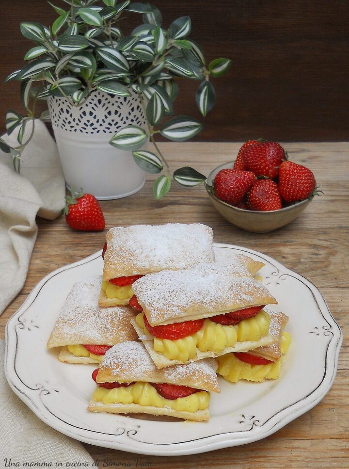 Gli sporcamuss con crema e fragole sono una variante primaverile e golosa della ricetta classica. Ricetta facile e veloce.