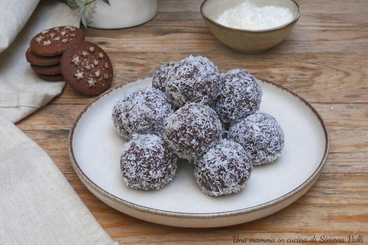 TARTUFINI COCCO E NUTELLA, dolcetti golosissimi senza cottura con 4 ingredienti. Si preparano in 5 minuti e si sciolgono in bocca.