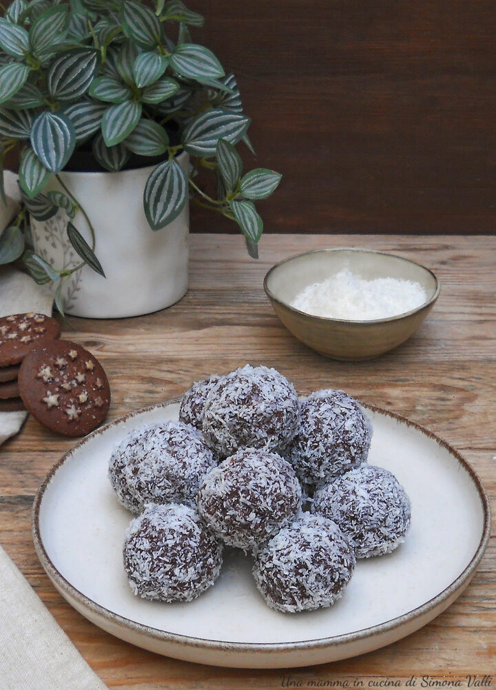 TARTUFINI COCCO E NUTELLA, dolcetti golosissimi senza cottura con 4 ingredienti. Si preparano in 5 minuti e si sciolgono in bocca.