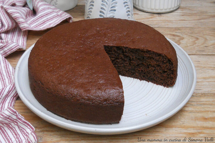 La torta al cioccolato Tutto in una ciotola o One-Bowl Cake è un dolce semplice e veloce estremamente morbido. Ricetta facilissima 