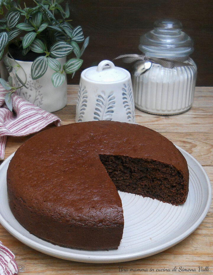 La torta al cioccolato Tutto in una ciotola o One-Bowl Cake è un dolce semplice e veloce estremamente morbido. Ricetta facilissima 