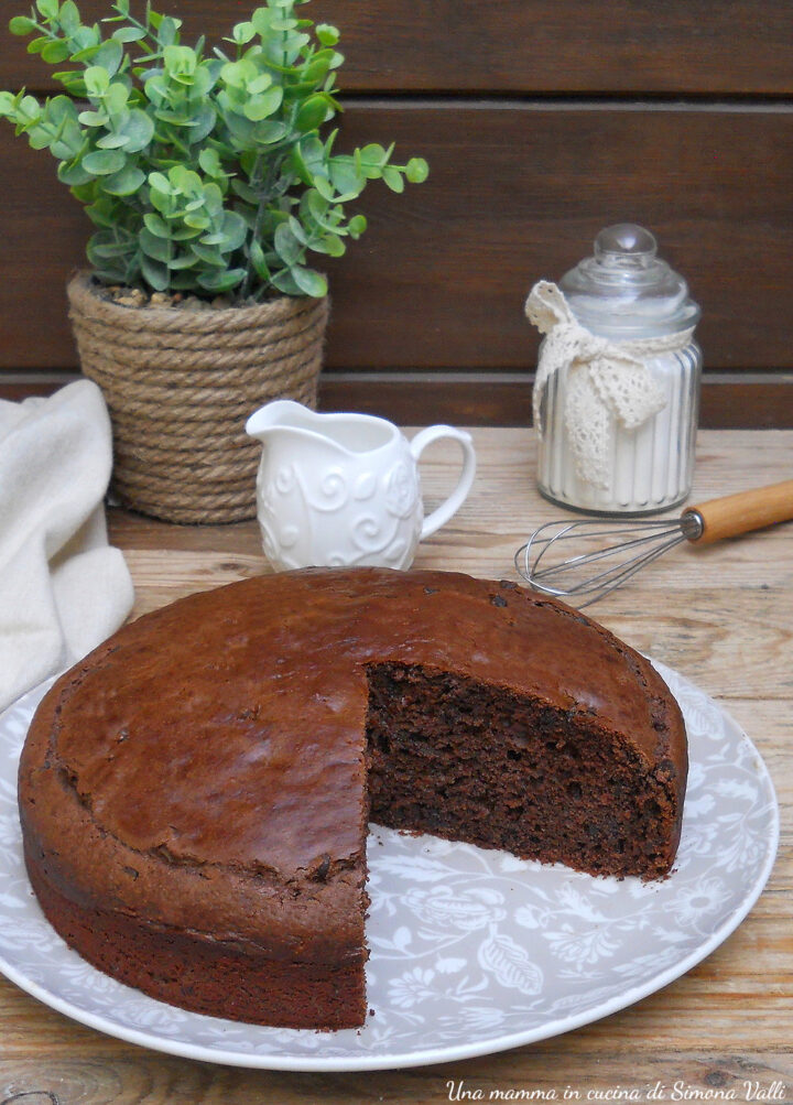 La torta al cioccolato veloce e morbidissima è golosa e irresistibile, perfetta per la colazione o come base da farcire. Ricetta facile
