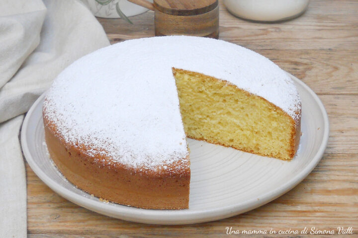 La torta allo yogurt "tutto in una ciotola" (One-Bowl Cake)  è un dolce semplice ma sofficissimo, perfetto per chi ha poco tempo.