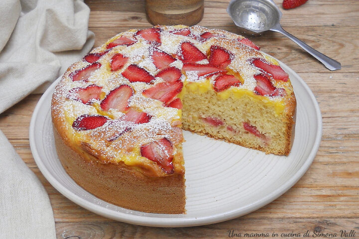 La torta con crema e fragole è un dolce goloso, facile e aromatico preparato con una base soffice e guarnita con crema pasticcera e fragole.
