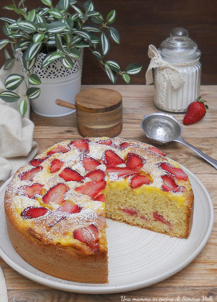 La torta con crema e fragole è un dolce goloso, facile e aromatico preparato con una base soffice e guarnita con crema pasticcera e fragole.