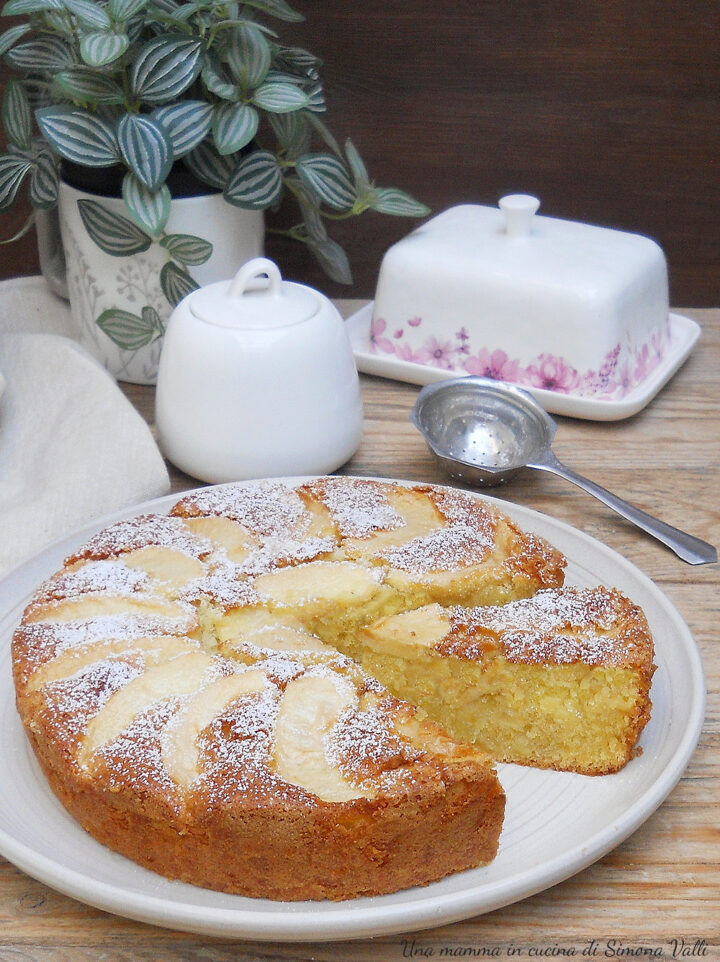 La torta di mele della nonna di Iginio Massari è estremamente morbida e umida, si scioglie letteralmente in bocca. Ricetta facile