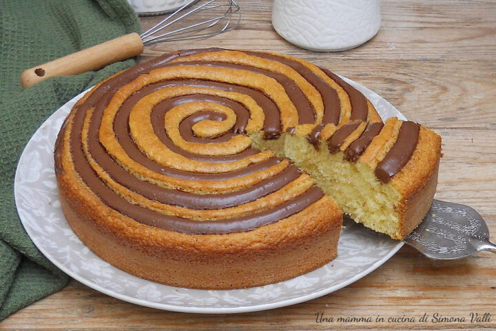 La torta girella al cocco e Nutella è un dolce facile e buonissimo perfetto per una colazione o una merenda golosa.