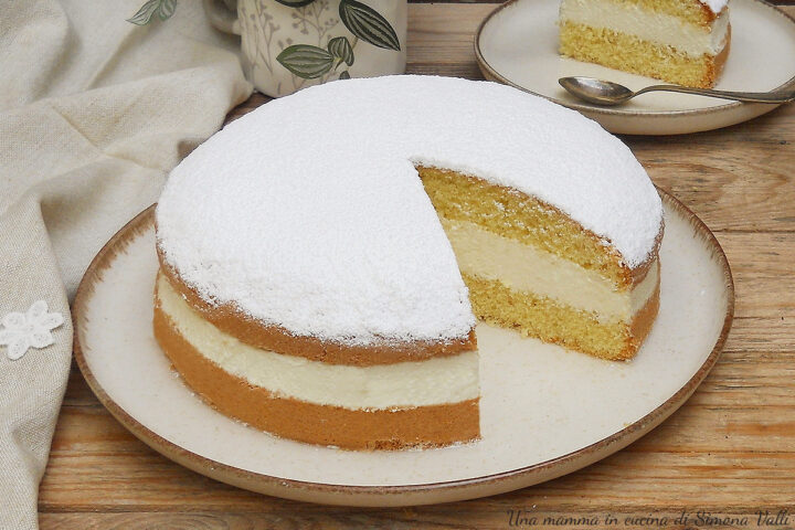 La torta Kinder Paradiso è un dolce sofficissimo, leggero e delicato realizzato da una base morbida farcita con una crema golosa a base di panna