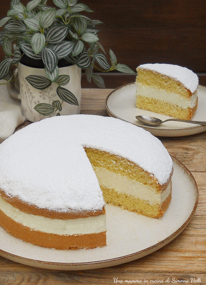 La torta Kinder Paradiso è un dolce sofficissimo, leggero e delicato realizzato da una base morbida farcita con una crema golosa a base di panna