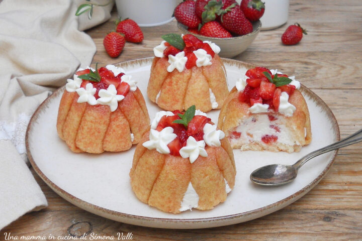 I tortini alle fragole, yogurt e pavesini sono dolcetti veloci senza cottura, dessert freschi e profumati ideale per l'estate. Ricetta facile